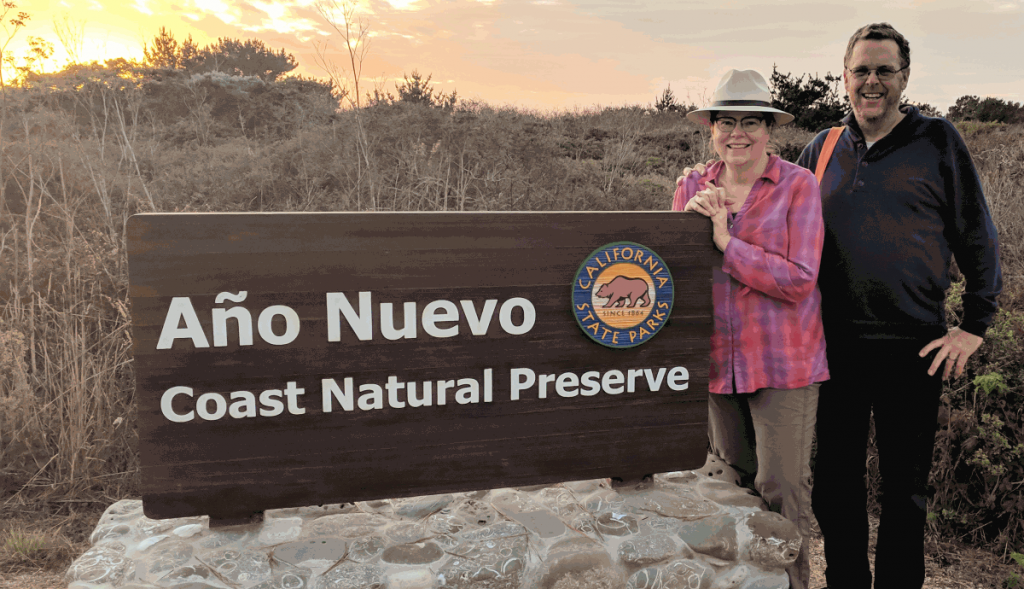 Photo of Katie and Lee next to the Año Nuevo sign